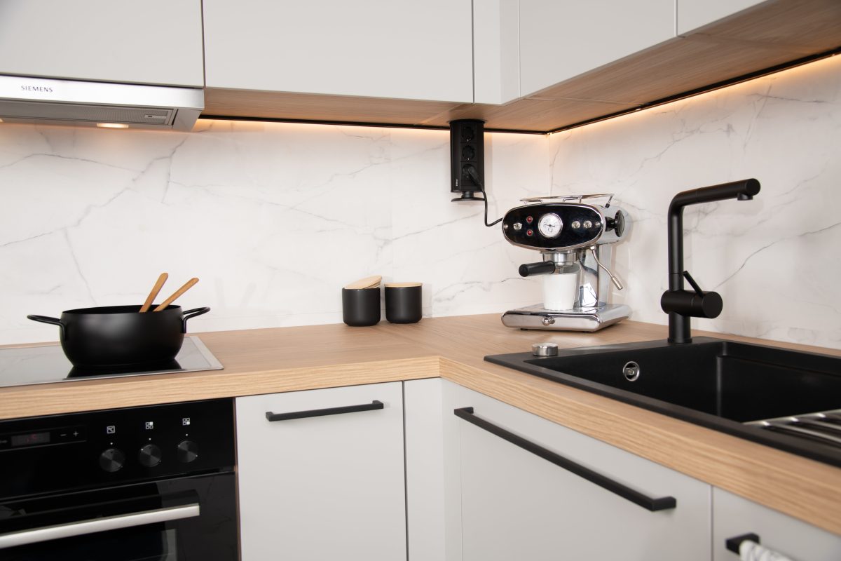 Küche Modell Amica Manhattan grau Eiche Nordicschwarze Griffe schwarze Spüle Detailaufnahme